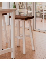 Banqueta em madeira maciça na cor branco laca com assento castanho / Coleção Cozzy.